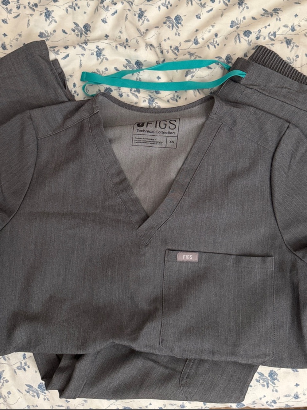 Figs Women's Graphite XS Scrub Set